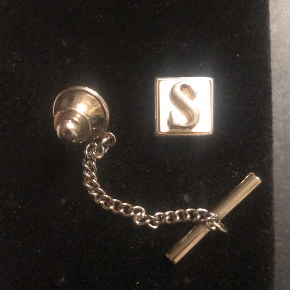 Vintage SWANK mixed color tie tack “S”